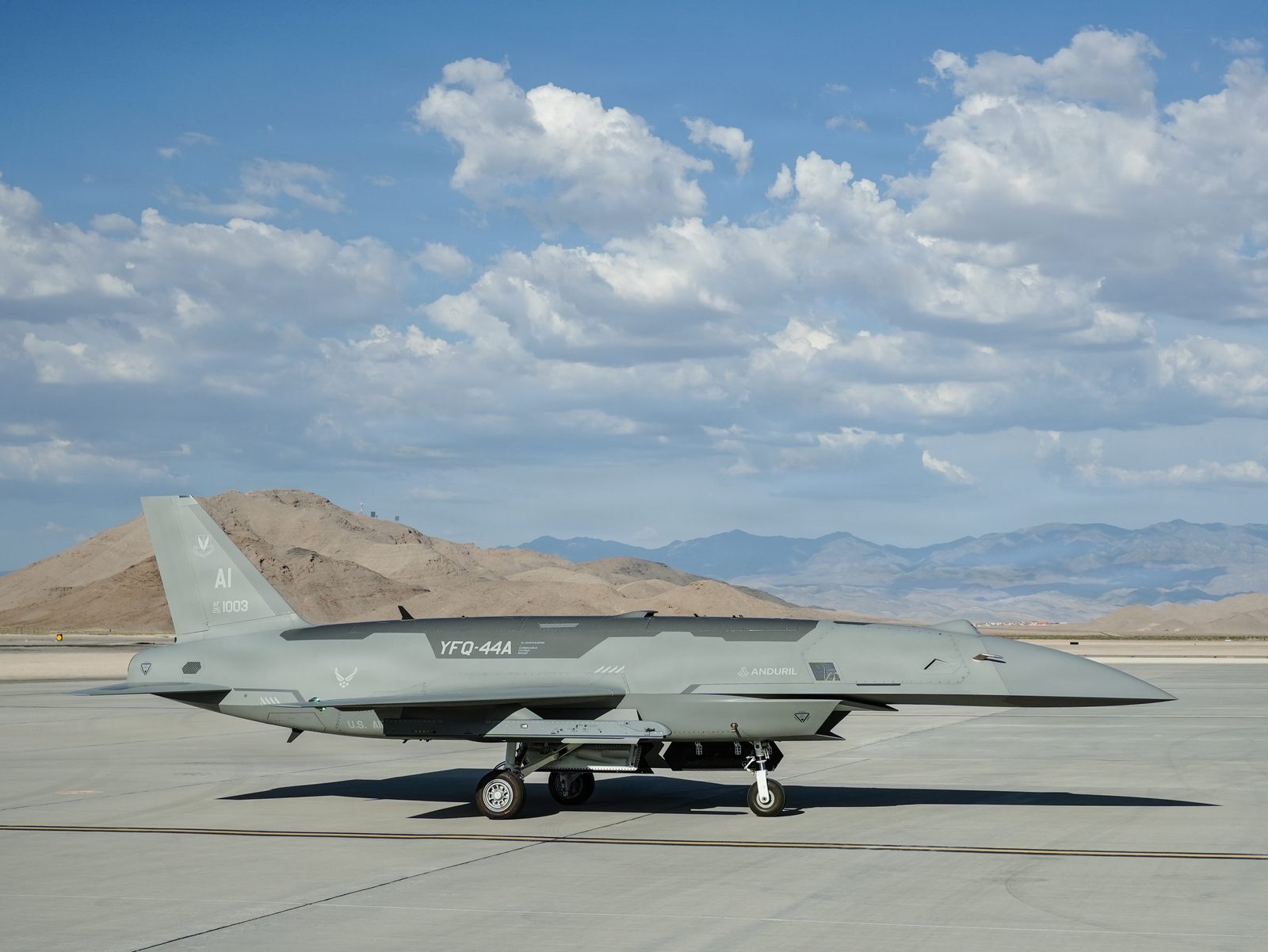 Anduril製の半自律戦闘機YFQ-44A「Fury」。ネバダ州クリーチ空軍基地でタキシング中（2026年7月20日撮影）。機体側面に「YFQ-44A」「ANDURIL」の表記が確認できる。