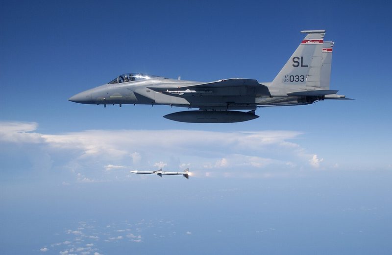 今回増産されるAIM-120 AMRAAMを発射する米空軍のF-15。