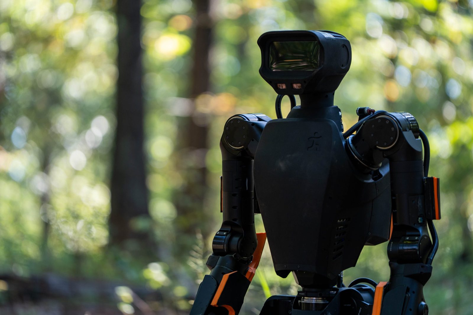 森林環境で評価を受ける人型ロボット。xTechHumanoidの実機デモで見られた機体の一つ。