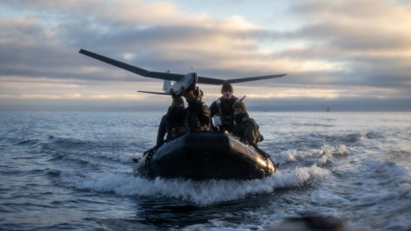 洋上のボートから小型無人機（sUAS）を発進させる米海兵隊の偵察部隊。（画像：米国防総省／DVIDS）