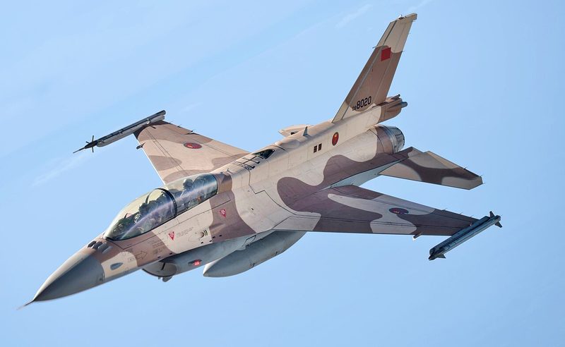 演習「アフリカン・ライオン」でモロッコ上空を飛行するモロッコ空軍のF-16