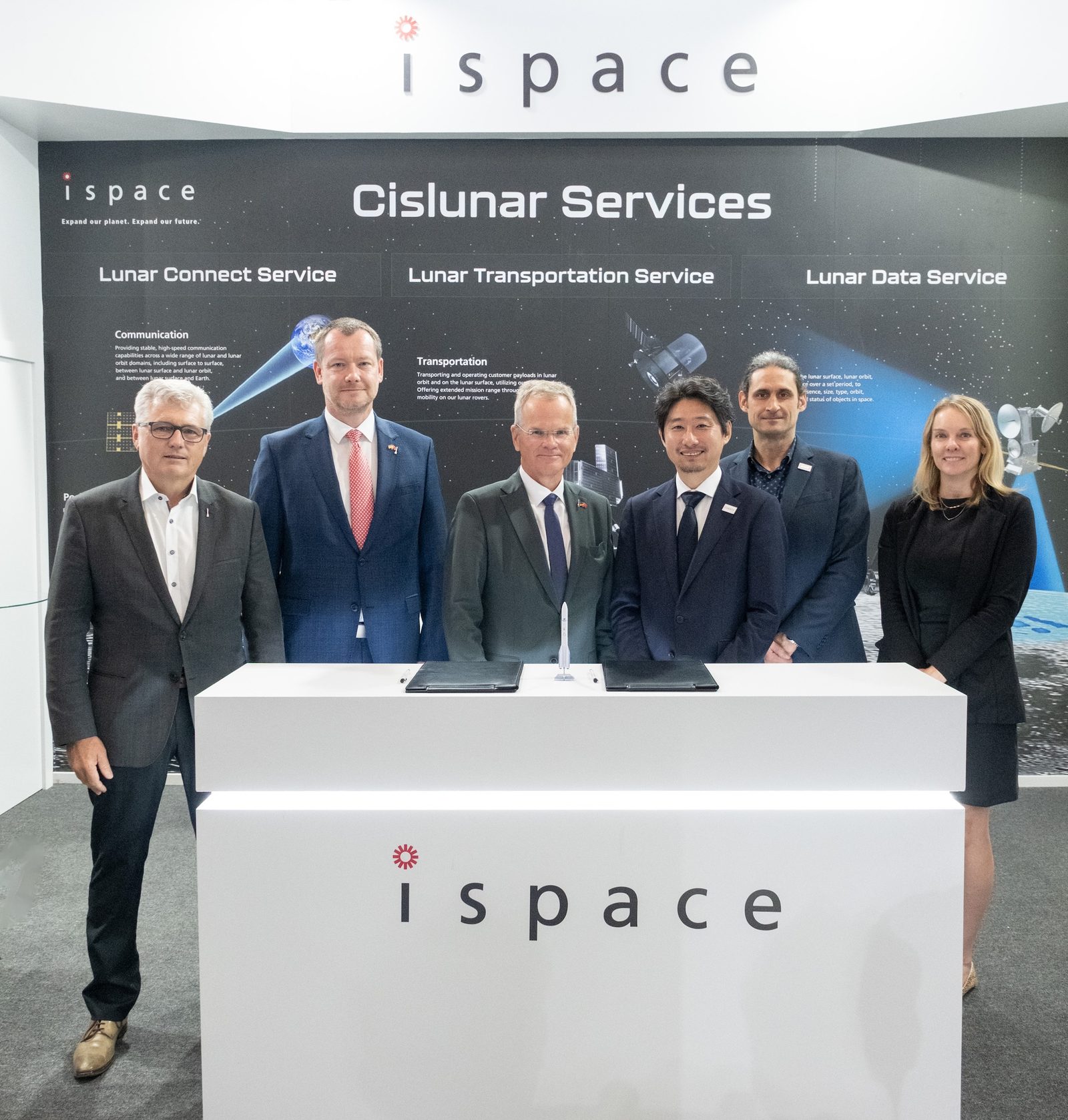 ispaceとArianeGroupの覚書署名式に並ぶ両社の関係者＝2026年10月、トルコ・アンタルヤで開かれた国際宇宙会議（IAC 2026）のispaceブース