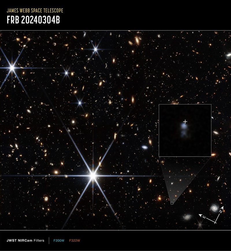 ジェイムズ・ウェッブ宇宙望遠鏡の近赤外線カメラが捉えた高速電波バースト「FRB 20240304B」の天域で、右上の拡大図の十字の位置に母銀河が写っている。