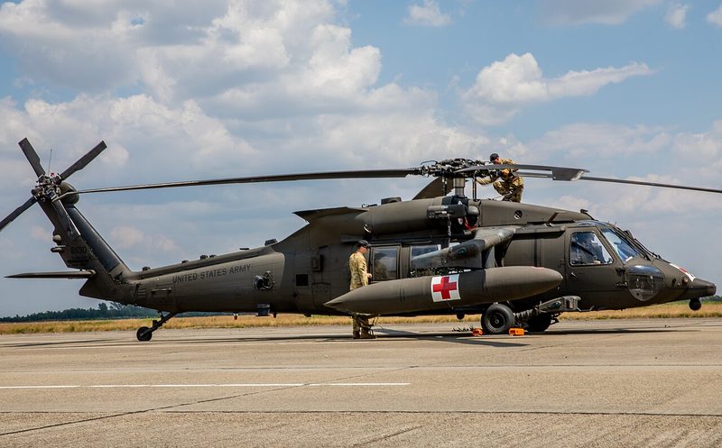 駐機場で点検を受ける米陸軍のUH-60ブラックホークと整備にあたる兵士
