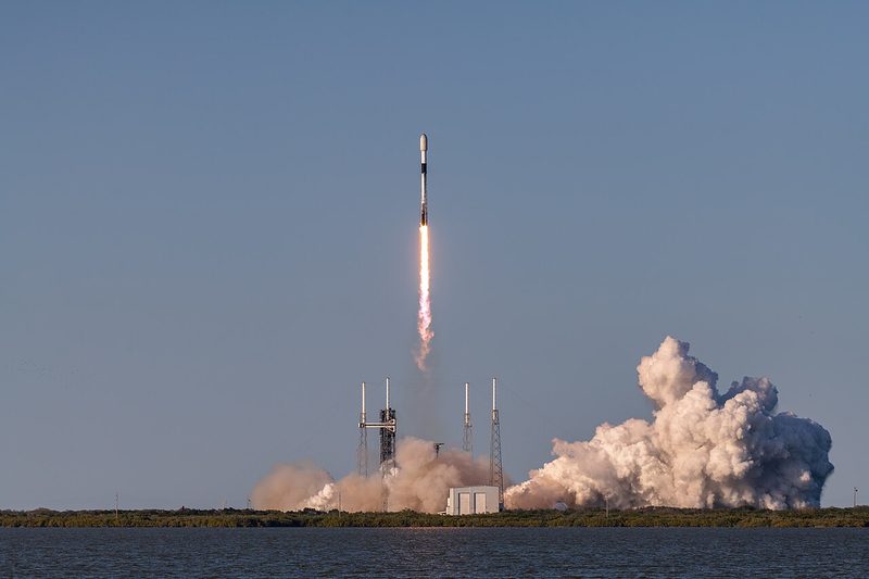 Starlink衛星を載せ、ケープカナベラルの発射台から離昇するSpaceXのFalcon 9ロケット。