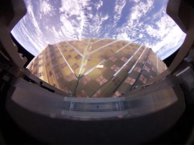 超小型衛星OrigamiSat-2が宇宙空間から届けた、展開後のアンテナと地球の画像（衛星に搭載した小型カメラより撮影）