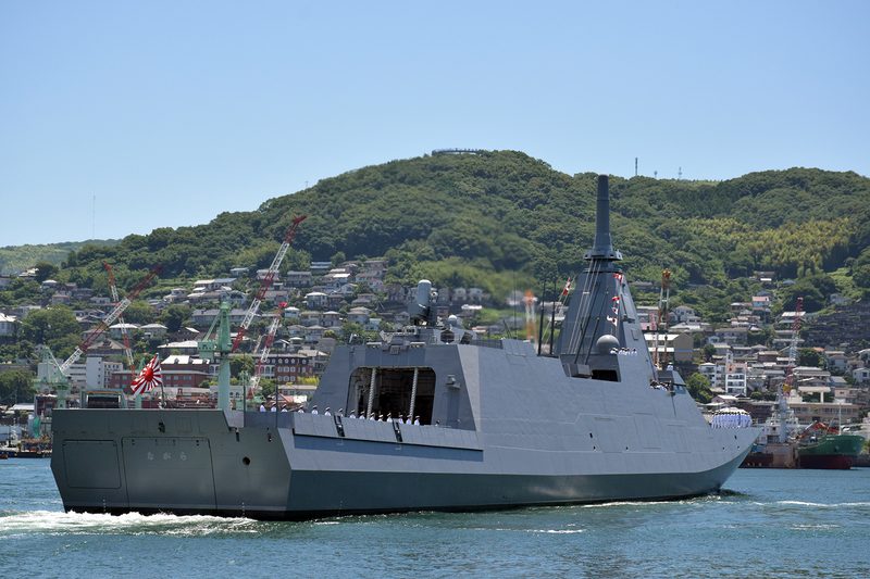 乗員が舷側に整列し、長崎港を進む護衛艦「ながら」