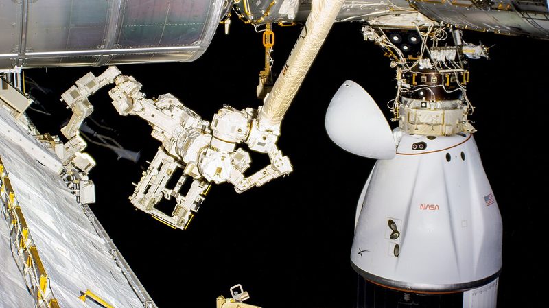 国際宇宙ステーションにドッキングしたSpaceXの無人補給船「カーゴドラゴン」（CRS-26、2022年11月）