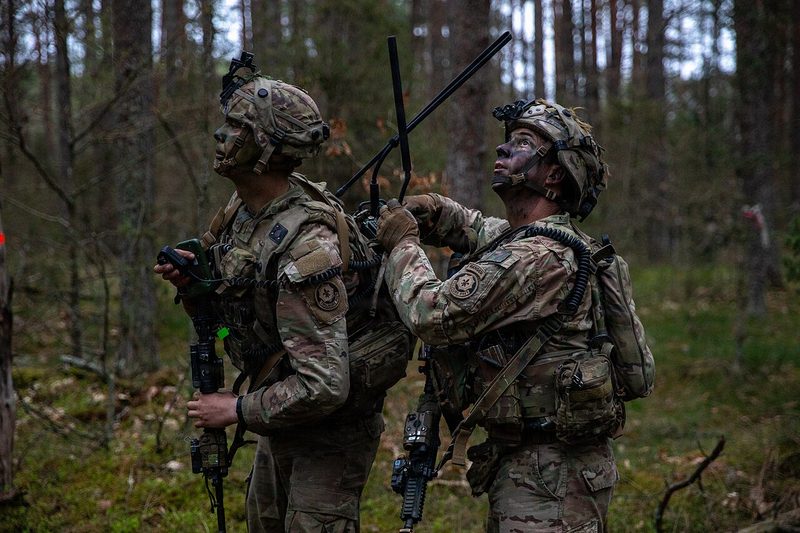 Project Flytrapの訓練で、アンテナ付きの機材を背負って上空を警戒する米陸軍第2騎兵連隊の兵士。