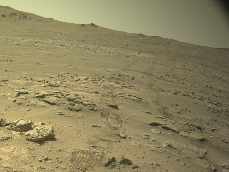 火星探査車パーサヴィアランスの航行カメラ（Navcam）が、2,006ソル目の走行後に撮った轍と周囲の斜面（2026年10月、NASA公開のPIA26812）