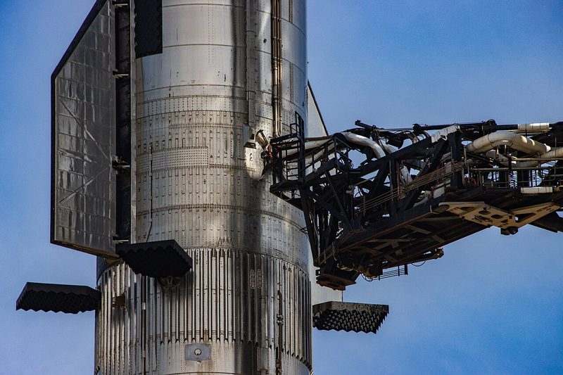 テキサス州Starbaseの発射塔で、Super Heavyブースターの上にStarshipを積み重ねた機体。