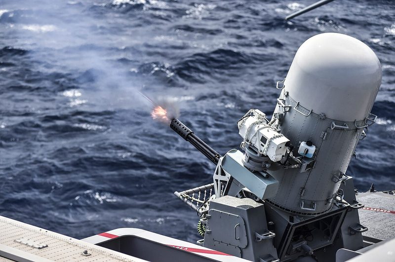 米海軍の艦上で射撃試験を行う近接防御火器システム「ファランクス」（2015年8月）