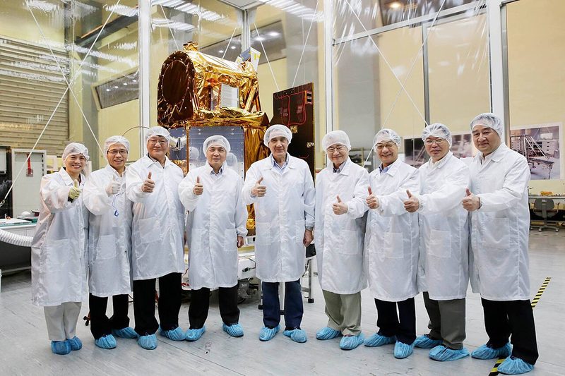 台湾・新竹の国家太空中心で、研製中の地球観測衛星「福爾摩沙衛星五号（FORMOSAT-5）」の前に立つ馬英九総統（当時）ら視察団（2015年10月31日、総統府提供）