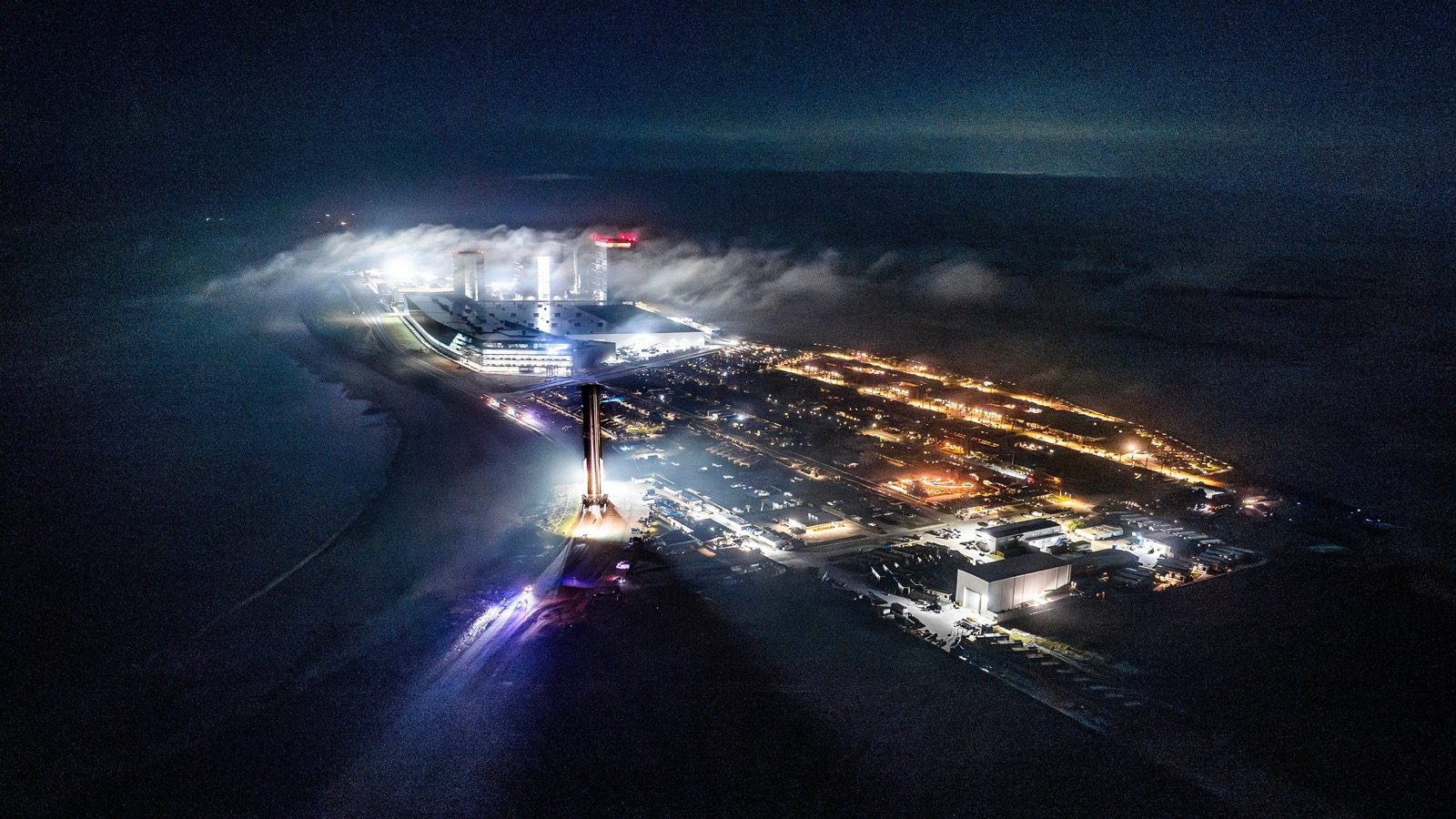 テキサス州スターベースの夜景と発射塔（SpaceX公式サイト掲載）
