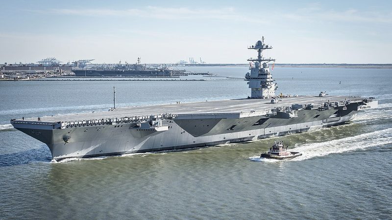 米海軍の空母「ジェラルド・R・フォード」。記事で比較する2隻のうちの1隻