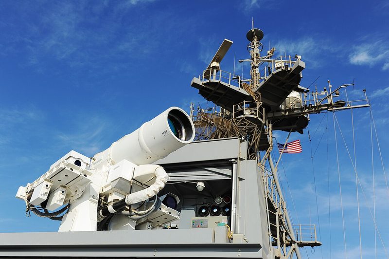 米海軍がUSSポンスに搭載したレーザー兵器システム（LaWS・2014年）。記事の主題はイスラエルのIron Beamで、これは別のシステム