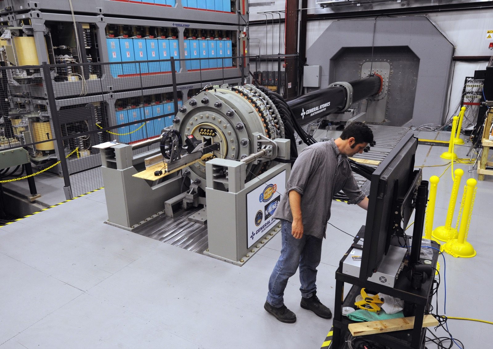 米海軍が試験した電磁レールガンの試作機。記事の主題は防衛装備庁の国産レールガンで、これは別の装置