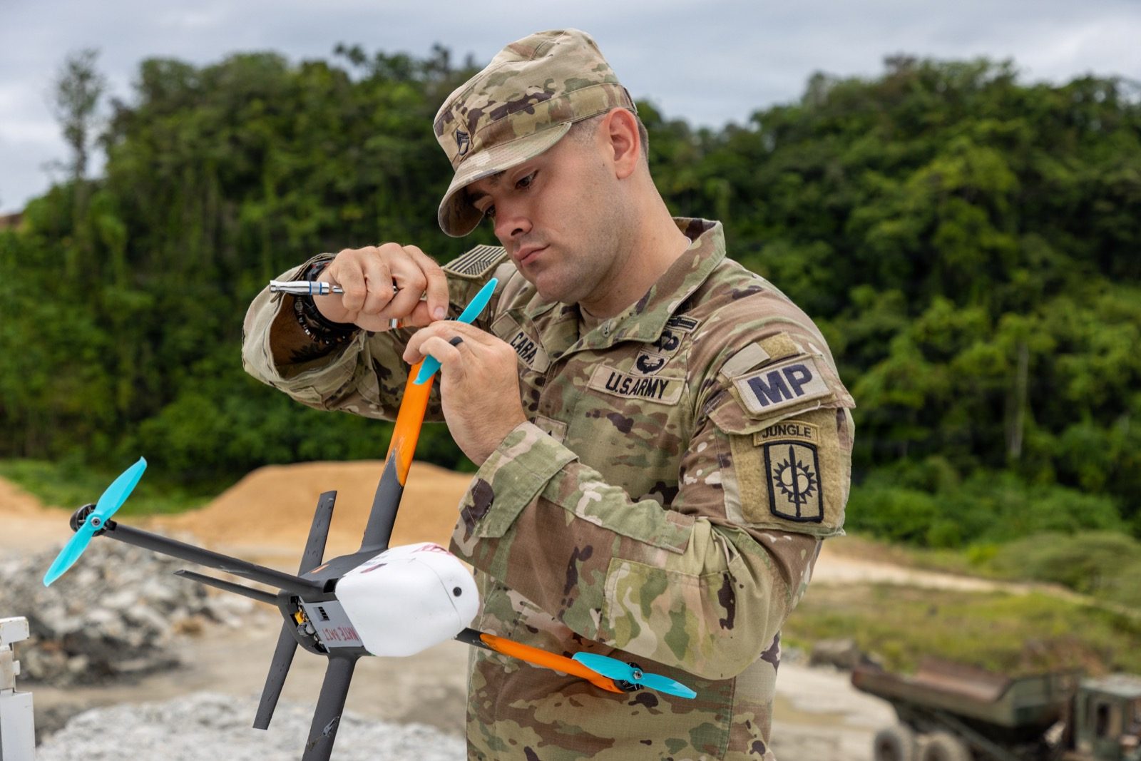 米陸軍の迎撃ドローン（Small Interceptor, Counter-Air）の訓練。記事が扱うのは防衛装備庁が選定した4機種で、これは同種の別機体