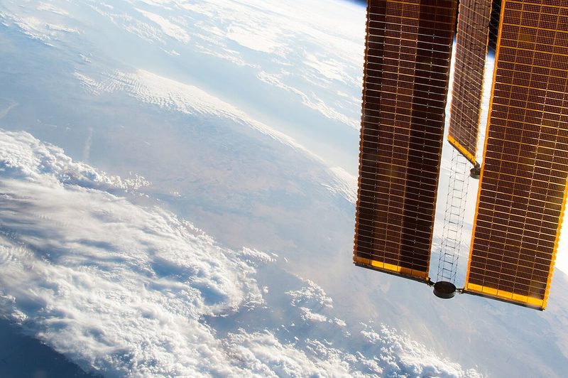国際宇宙ステーションの太陽電池パドル。軌道上で大きな構造物を展開し、熱を捨てる難しさは記事の主題と共通する