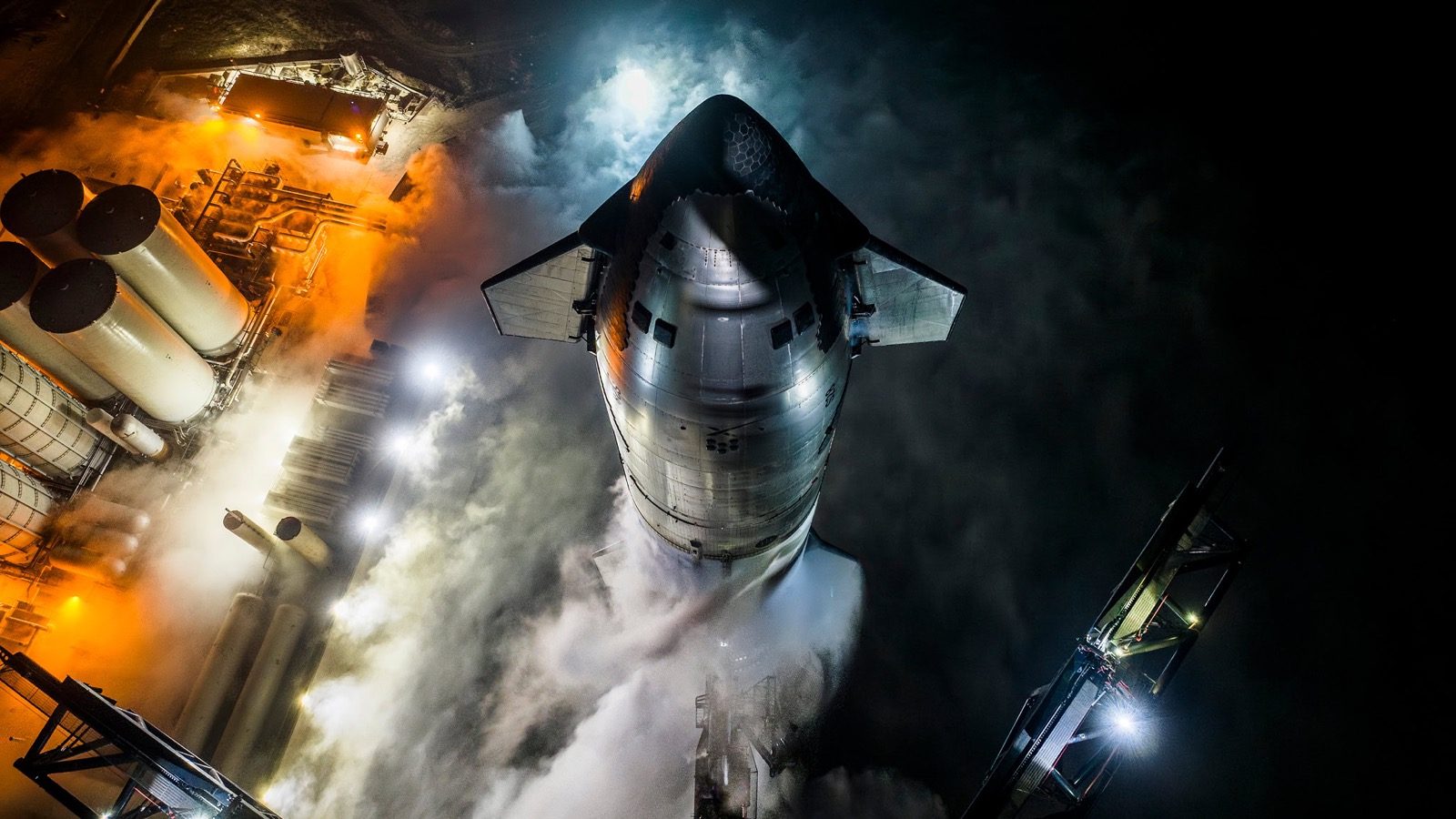 発射台上のStarship（SpaceX公式サイト掲載）