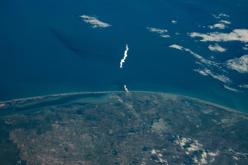 国際宇宙ステーションから撮影されたスターシップ打ち上げの噴煙（第6回飛行）